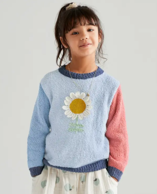 Dievčenský pulóver s veľkou margarétou. Pulóver vo farbách Ciel, Jean bleached, Blush a Pervenche. Margarétka je uháčkovaná z tenkej bavlny Phil PERELE 5, farby: Tournesol, Craie, Pistache. Model z časopisu Phildar 225.