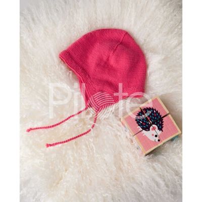 Detská čiapočka so zaväzovaním na šnúrky upletená z vlny Partner Baby, farba Rose Thé. Časopis Simple and Chic , edícia Marie Claire.