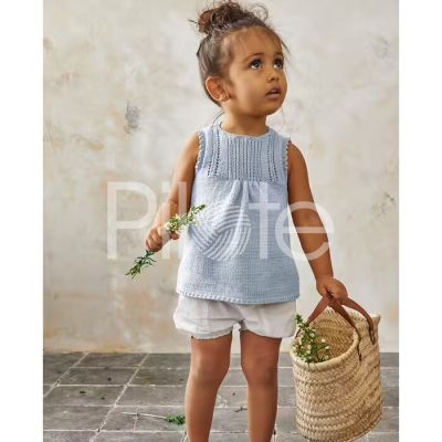 Detská pletená tunika so sedlom. Model je upletený z bavlnenej priadze  PHIL ECOCOTON, farba Ciel. Hľadáte viac letnej módy? Máme širokú ponuku časopisov a vlny na pletenie.
