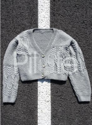 Kratší dámsky sveter s v-výstrihom a pleteným pačvorkovým vzorom.