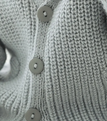 Detský svetrík so šálovým límcom z mäkkej detskej priadze Phil SUPER BABY, farba Givre.