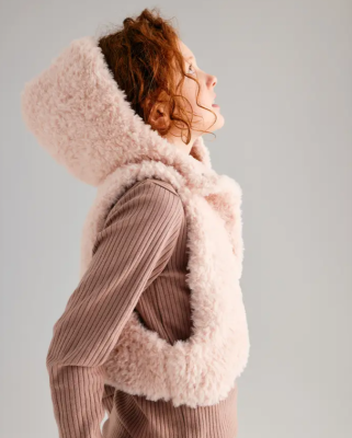 Pletená kožušinová vesta s kapucňou z priadze Phil INUIT, farba Poudre. Viac modelov na sezónu jeseň/zima pre deti od 8 do 16 rokov nájdete v časopise Phildar 246.