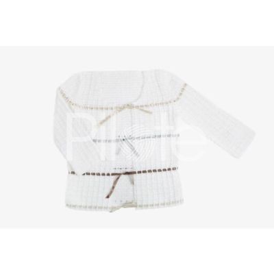 Háčkovaný kabátik v štýle Coco Chanel  so zaväzovaním na stužky vo farbe Blanc. Návod na háčkovanie nájdete v časopise Bergere de France 42.