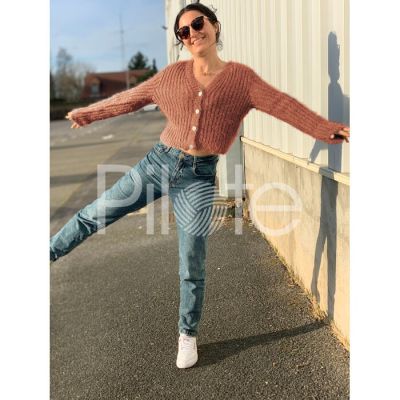 Krátky dámsky sveter s rebrovým vzorom z priadze Pingo Calin farba Cognac