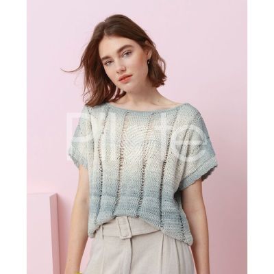 Dámsky letný pulóver so spúšťanými očkami farby Jean bleached z priadze Phil Degradé. Model a návod na pletenie je v časopise Phildar 702.