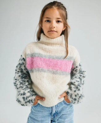 Dievčenský pulóver s vysokým límcom je upletený z mohérovej priadze Phil Chic - farby Craie, Candy a Gris Chiné. Na rukávy použite samo-vzorvaciu priadzu s leopardím vzorom Phil Leo, farbu Dalmatien.