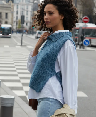 Dámska vesta / náprsenka s trucker límcom. Model je upletený z lesklej priadze Phil IRISÉ, farba Jeans.
