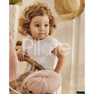 Detské pletené šatičky s vreckami. Model je upletený z jemnej bavlnenej priadze PHIL BABY DOLL od francúzskeho výrobcu Phildar.