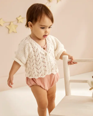 Nežný svetrík s ažúrovým vzorom, farba Craie z časopisu Phildar 224.