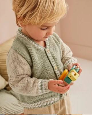 Športová bunda s nápisom na zadnom diely vo farbách Tileuil, Blanc a Naturel. Časopis Phildar 224 - inšpirácie a návody na pletené oblečenie pre deti do 4 rokov.