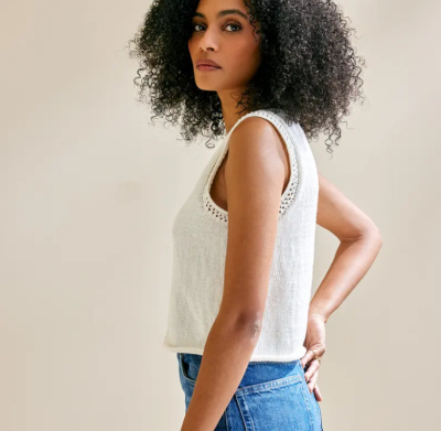 Voľná vesta s ažúrovým lemovaním zo 100?vlny Phil COTON 3, farba Craie.