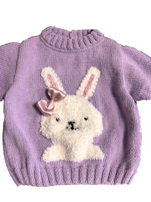 Dievčenský pulóver so zajkom a saténovou mašličkou. Model sme uplietli z priadze Phil Partner 3,5 vo farbe Parme. Zajko je vypletaný priadzou Phil Douce farba Ecru. Mašlička je zatiaľ len priložená, zostáva ju už len prišiť.