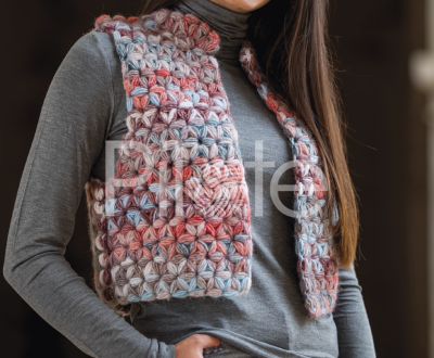 Háčkovaná vesta z vlny Orion farba Azul Rosa Peónia.