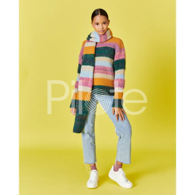 Dámsky pulóver s rebrovým vzorom.