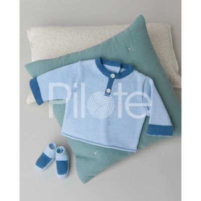 Pulóver s falošným zapínaním a papučky.  Model je upletený z vlny Partner Baby farba Denim. Na lemy je použitá vlna Super Baby farba Denim. Časopis Simple and Chic z edície Marie Claire.