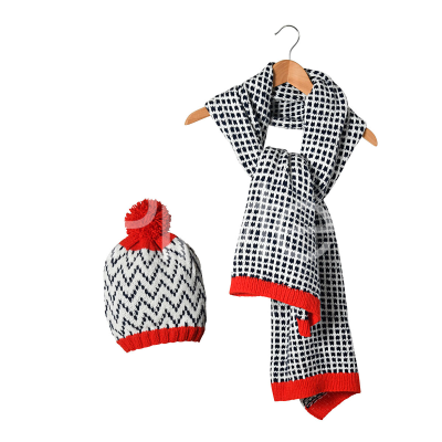 Dámsky šál a čiapka so žakárovým vzorom pletené z priadze Pingo FIRST.