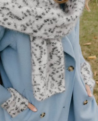 Návleky na ruky a šál zo samovzorovacej priadze Phil LEO, farba Dalmatien.