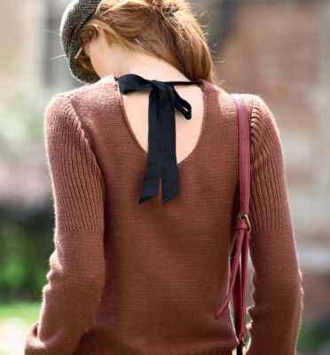 Elegantný dámsky pulóver s viazačkou. Model  z vlny Phil Partner 3,5.