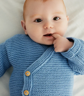 Dojčenský svetrík a papučky z nadýchanej bavlnenej priadze Phil LOVE COTTON, farba Jeans.