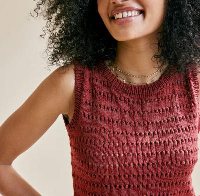 Dámske tielko s dierkovým vzorom z prírodnej priadze Phil RUSTIQUE, farba Acajou - červenohnedá.