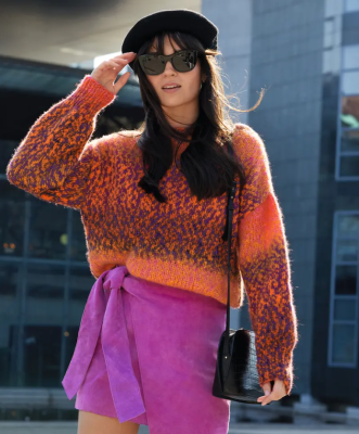 Dámsky pulóver so zdvihnutým límcom z priadze Phil EASY, farba Vitamine. Model a návod na pletenie nájdete v časopise Phildar 228.