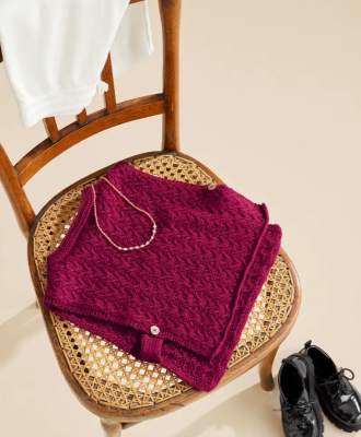 Dievčenská vesta s ozdobným zapínaním na bokoch z jemnej detskej priadze Phil CARESSE.