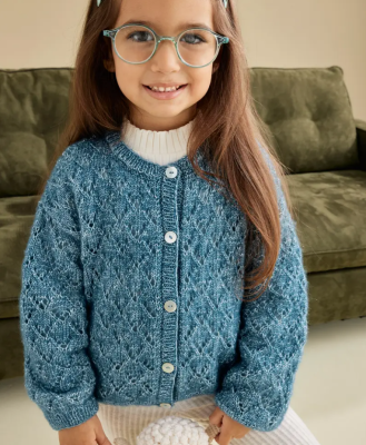 Dievčenský sveter s jemným vzorom. Model je upletený z priadze Phil IRISE, farba Jeans. Návody na pletenie a viac pletenej módy pre deti nájdete v časopise Phildar 229.