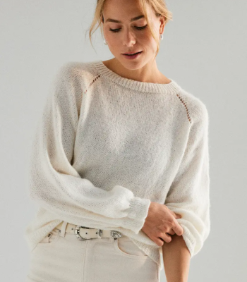 Dámsky pulóver s ažúrovým raglánom pletený spôsobom BOTTOM-UP z priadze Phil Irisé, farba Nacre.