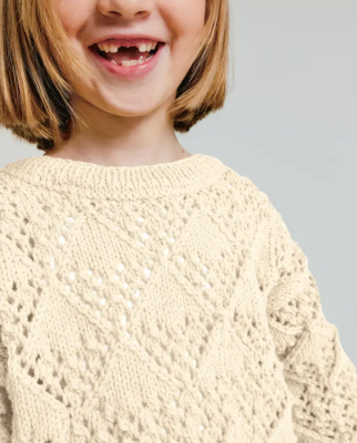 Dievčenský pulóver s ažúrovým vzorom vo farbe ECRU. Model z jemnej priadze Phil PARTNER 3,5.