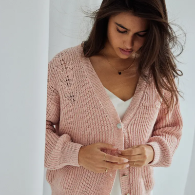 Dámsky kardigán s ažúrovým vzorom na ramenách upletený z jemnej priadaze Phil CABOTINE 3.