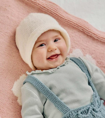 Detská čiapočka upletená z jemnej detskej priadze Phil SUPER BABY, farba Cygne - biela.