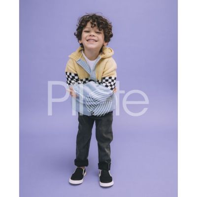 Chlapčenská bunda s kapuňou a šachovnicovým vzorom pre malých šampiónov. Bunda je upletená z vlny Pingo FIRST.