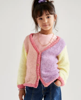 Cukríkový colorblock! Na pletený sveter z časopisu Phildar 225 boli použité farby: Blush, Zeste, Mauve, Poudre.