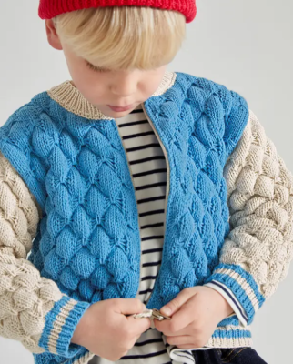 Univerzitný štýl, ako pre dospelých! Bundu s reliéfnym vzorom upleťte vo farbách Outremer a Mastic. Model z časopisu Phildar 225.