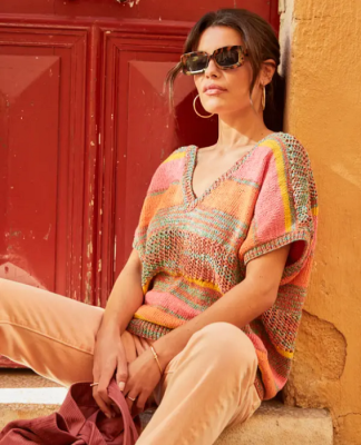 Tunika s véčkom v pikantných letných farbách. Model z časopisu Phildar 222 je upletený z prírodnej priadze Phil RUSTQUE a viacfarebnej bavlnenej priadze Phil TIMBALLO.