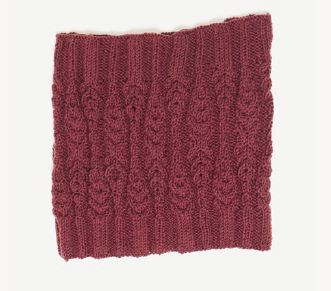 Dámksy pletený nákčník s asymetrickým vzorom z vlny Doucelaine