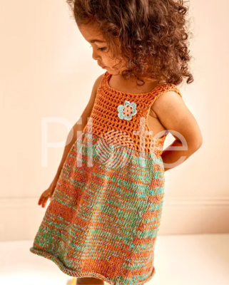 Sladké letné šaty bez rukávov s háčkovaným sedlom. Suknička je upletená z efektnej priadze s nádychom lurexu Phil TIMBALLO farba Savane. Na háčkované sedlo je použitá prírodná priadza Phil RUSTIQUE. farba Vitamine. Návody na pletené oblečenie pre deti do 4 rokov nájdete v časopise Phildar 224.