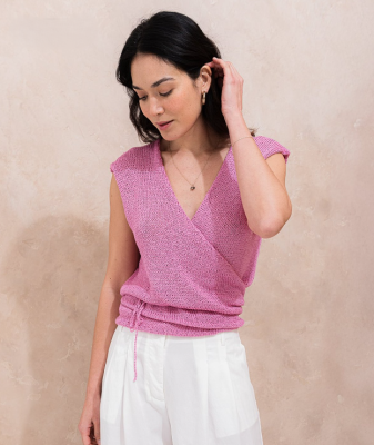 Mäkký a pohodlný zavinovací kardigán z priadze Phil Koala. Ideálny model na doplnenie vášho letného outfitu.