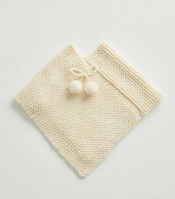 Pletené pončo pre bábätko z jemnej priadze Phil PARTNER 6, farba Ecru - maslová. Model z časopisu Phildar 254.