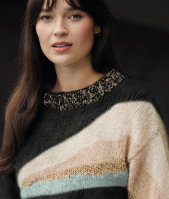 Veľký návrat grafického stýlu! Na dámsky pulóver z časopisu Phildar 228 použite farby Noir, Gazelle, Craie, Iceberg a doplňte lesklou priadzou Phil Myriade farba Champagne.