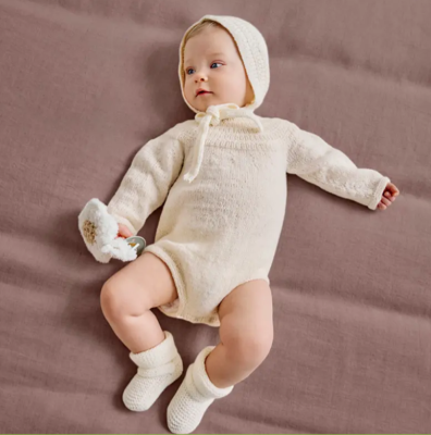 Detská súpravička: čiapka, body a papučky.