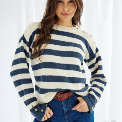 Námornícky pulóver z priadze Phil CABOTINE 3, farba Ecru  a Indigo. Model a návod na pletenie  nájdete v časopise Phildar 255.