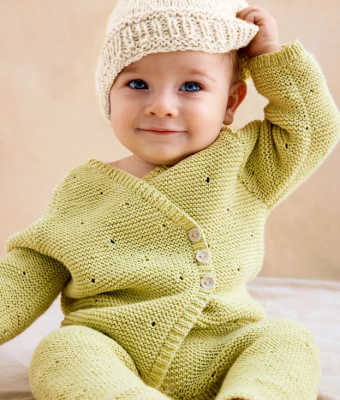 Svetrík s raglánovými rukávmi a dierkovým vzorom z priadze Phil Cachemire Cotton - kombinácia jemnosti a elegancie. Bez pletenej čiapočky ani na krok. Mäkká čiapka z priadze Phil Baby Alpaga.