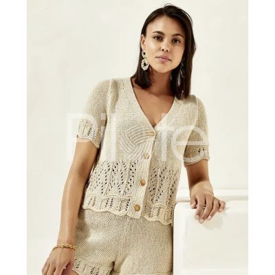 Krátky kardigan s čipkovým vzorom. Model je upletený z prírodnej priadze PHIL RUSTIQUE, farba LIN.