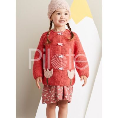 Dievčenský kabátik pletený vzorom pena so zapínaním z vlny Magic+. Model nájdete v časopise Bergere de France 37.