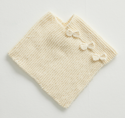 Pletené pončo pre bábätko z jemnej priadze Phil PARTNER 6, farba Ecru - maslová. Model z časopisu Phildar 254.