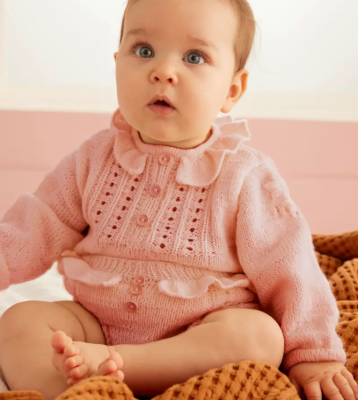 Krásny svetrík do výbavičky pre malé princezné z mäkkej detskej priadze Phil SUPER BABY, farba Guimauve - ružová.