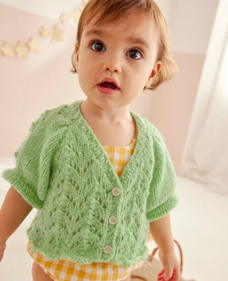 Nežný svetrík vo farbe Pistache a veľa iných návodov na pletenie pre deti do 4 rokov nájdete v časopise Phildar 224.