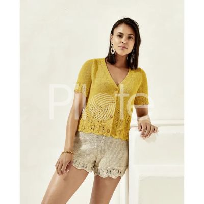 Krátky kardigan s čipkovým vzorom. Model je upletený z prírodnej priadze PHIL RUSTIQUE, farba TOURNESOL.