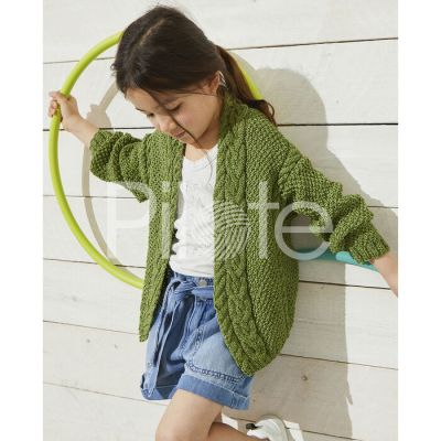 Dievčenský sveter bez zapínania. farby Feuille má výstrih lemovaný širokou osmičkou. Návod na pletenie nájdete v časopsie Phildar 199.